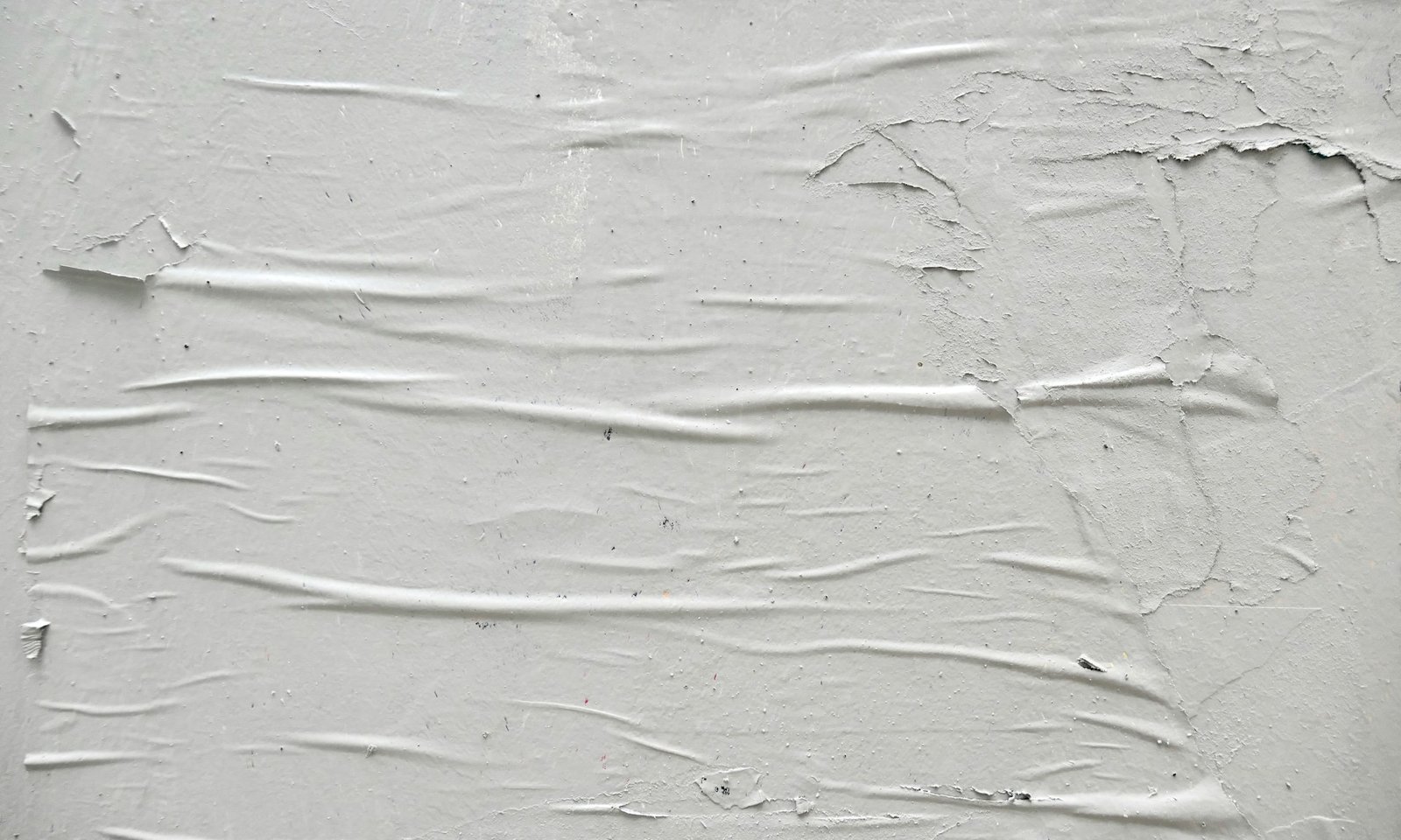 Ungestrichene Putzwand wird gestrichen