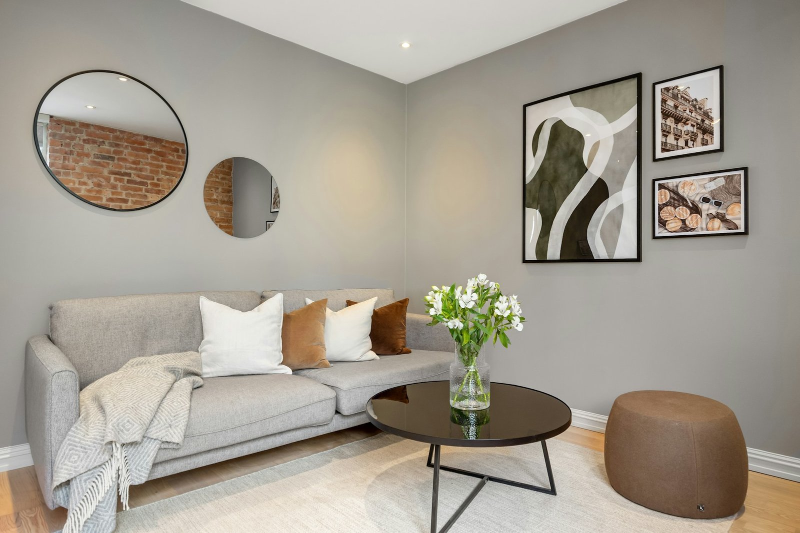 Farbroller trägt weiße Farbe auf eine Holzfläche auf