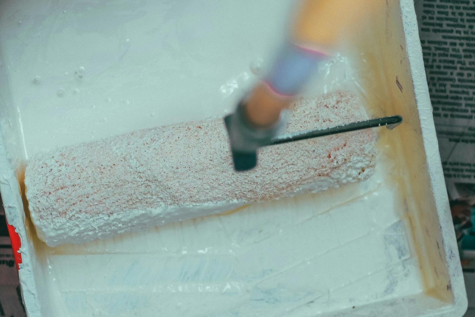 Farbroller wird über eine Innenwand geführt