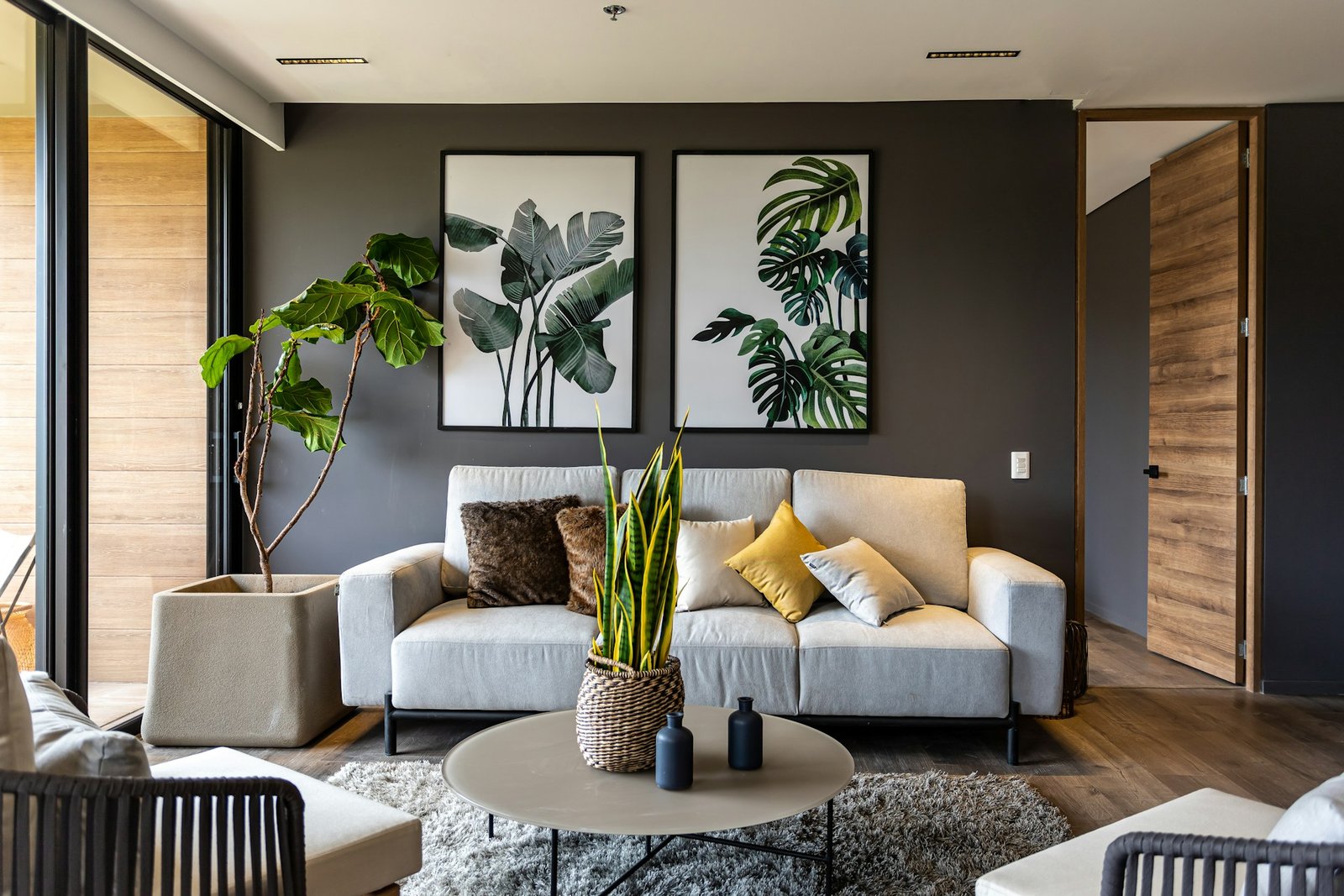 Farbroller trägt Farbe auf eine bereits gestrichene Wand auf