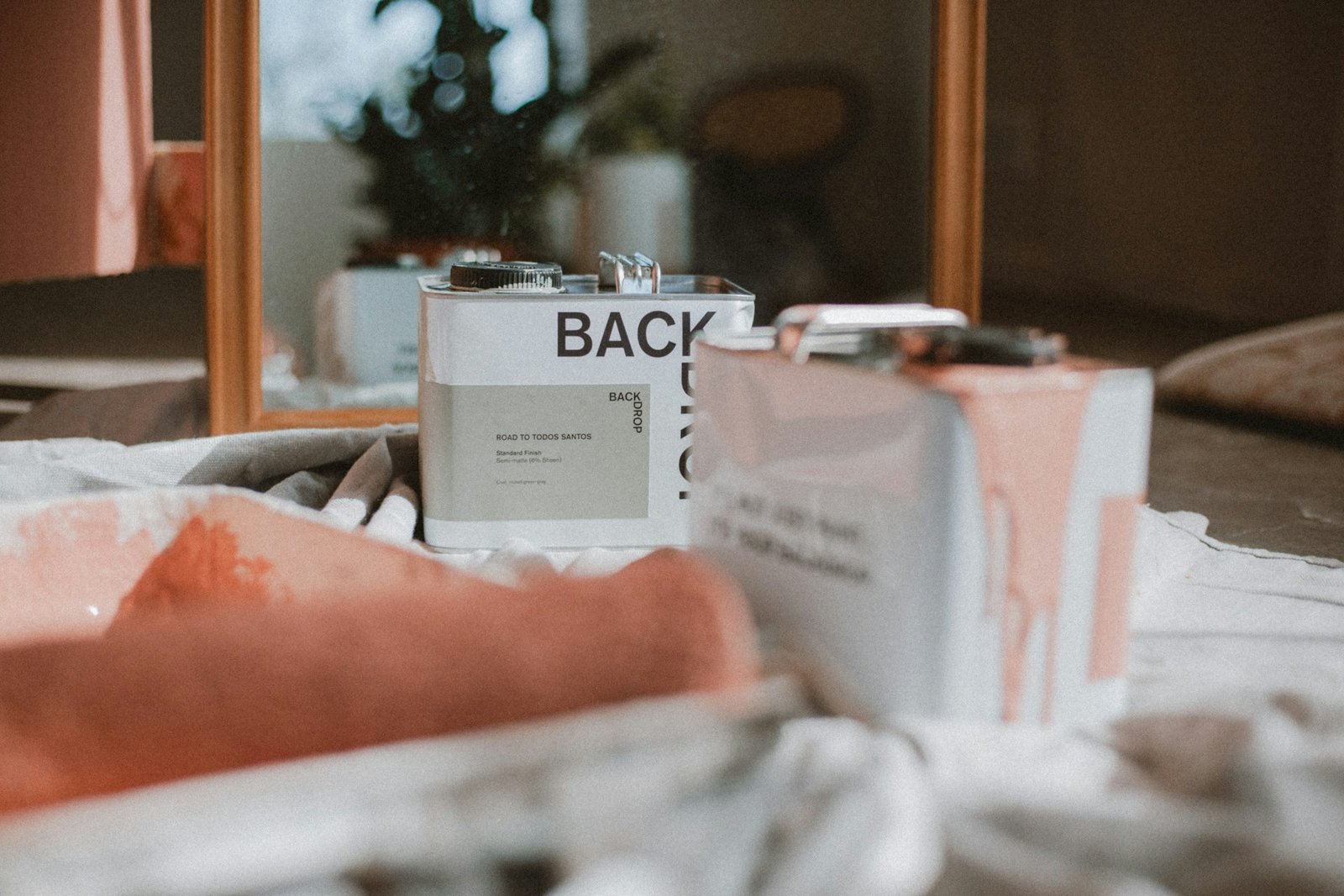 Farbroller trägt weiße Wandfarbe auf eine Innenwand auf