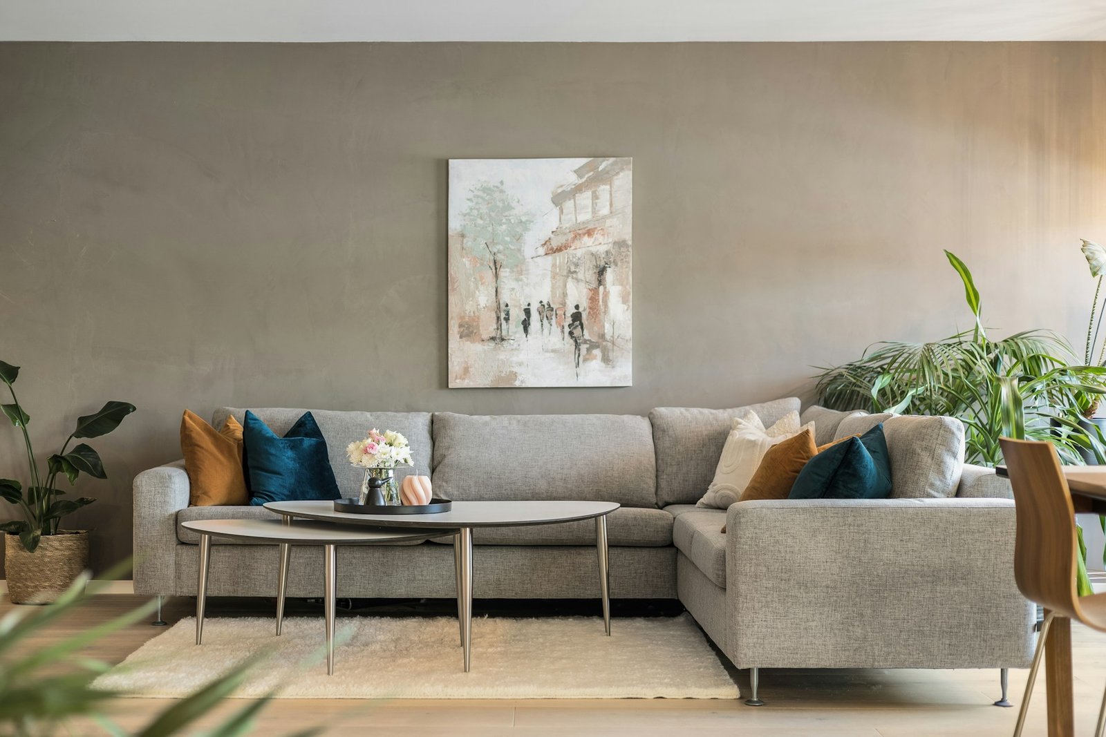 Person streicht eine Innenwand in einer Wohnung mit Farbroller