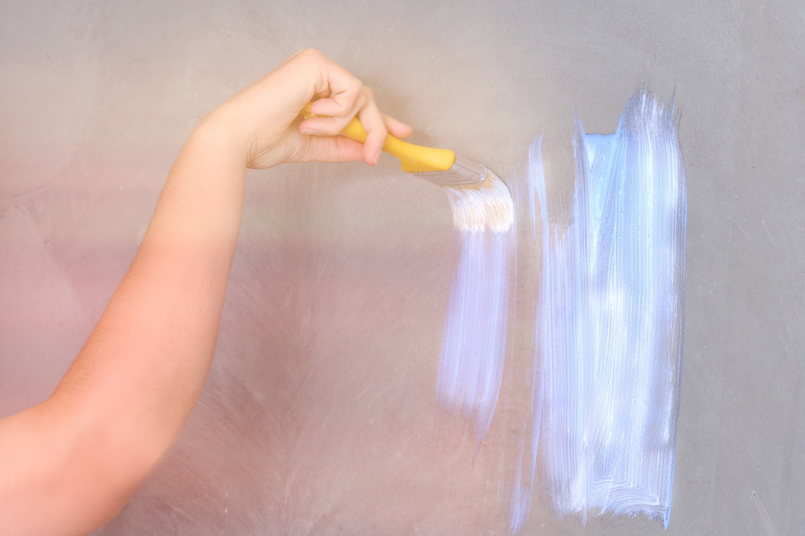 Acrylfarbe auf Wand aufgetragen mit sichtbaren Deckproblemen