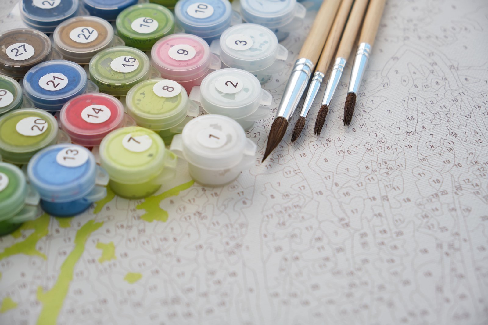 Malen-nach-Zahlen-Set mit Farben und Pinsel auf einem Tisch